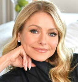 Kelly Ripa: Amazing Facts About Her Lifestyle As A Talk Show Host